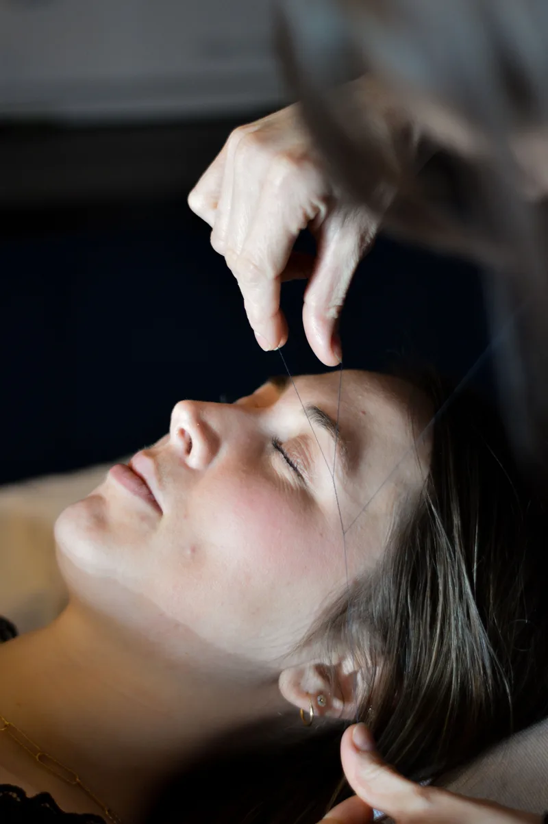 Épilation des sourcils au fil chez M Institut à Bédée