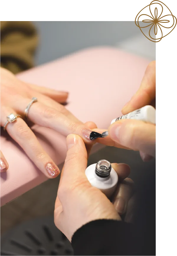 Manucure gel et pose de vernis en institut de beauté à Bédée
