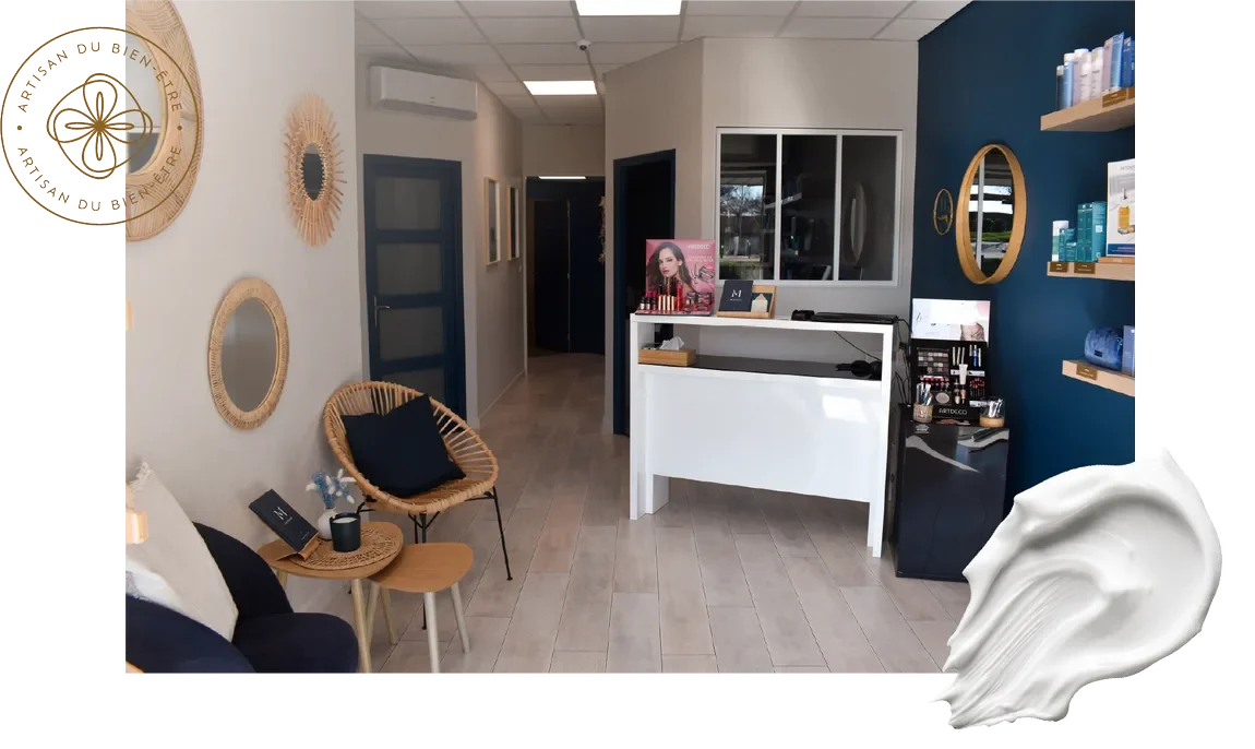 Intérieur de M Institut à Bédée : accueil, comptoir et produits de soin