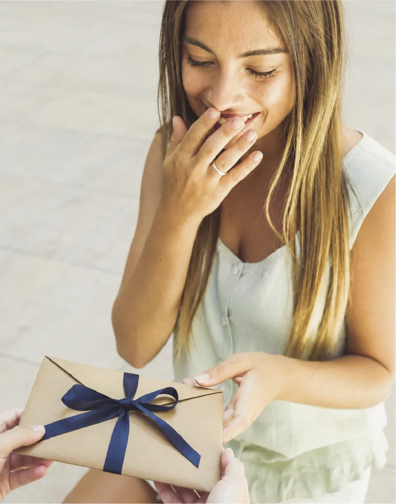 Jeune femme recevant une carte cadeau pour un soin bien-être
