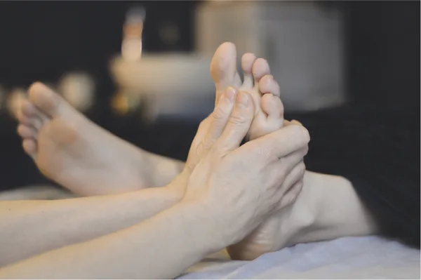 Massage des pieds lors d'un soin beauté des pieds à Bédée