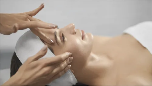 Soin du visage Rosée Glow Phytomer : modelage du visage en institut